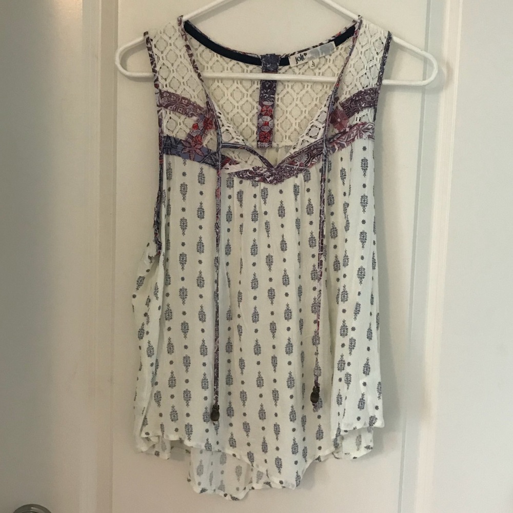Creamy pattered blouse with lace and maroon accent